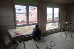 Ouvrier pendant la finition