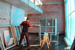 Ouvrier preparant menuiserie pour le montage