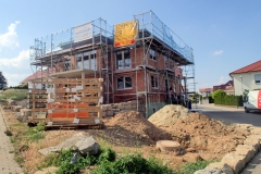 Batiment avec les fenetres blanches Schuco