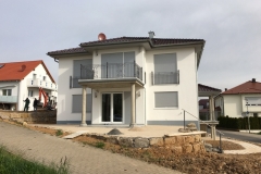 Stores gris-argent integres avec les fenetres