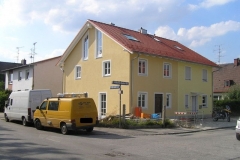 montage de fenêtres de coin en bois