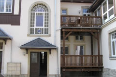 fenêtre avec vitrail