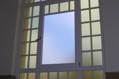 menuiserie à petits carreaux et vitrail