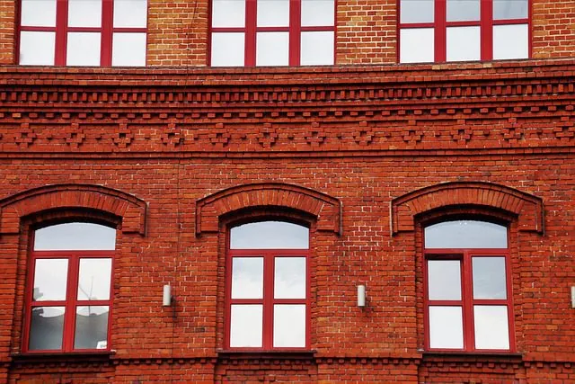 Bâtiment ancien en brique rouge avec fenêtres