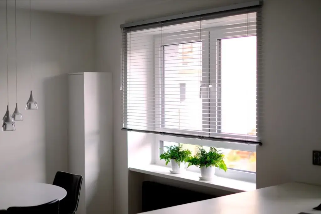 Fenêtres PVC blanches dans la cuisine