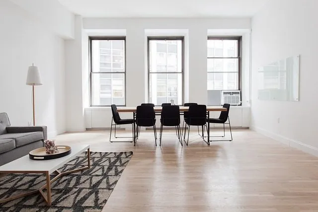 Intérieur rénové moderne avec grandes fenêtres