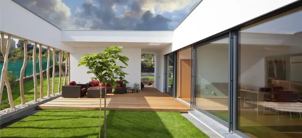 Maison moderne avec fenêtres en aluminium