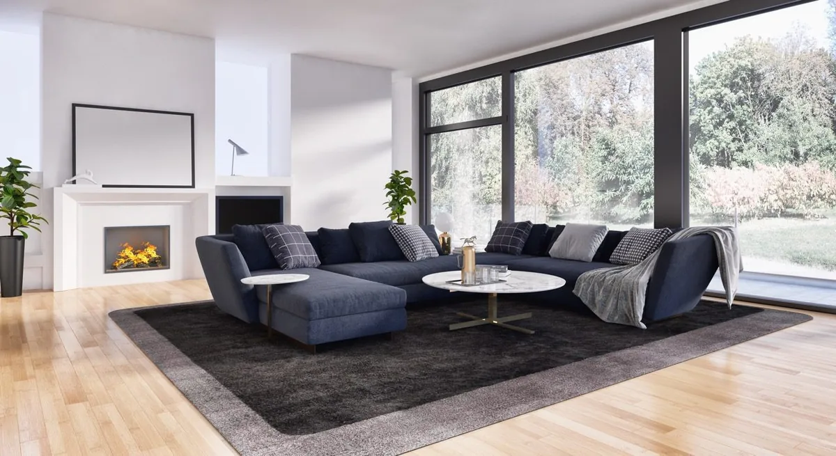 Salon moderne avec grande baie vitrée et cheminée – fenêtres Norta pour un intérieur baigné de lumière